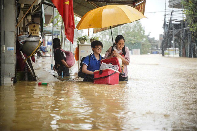 Mưa lũ lịch sử hoành hành miền Bắc: Lũ đạt đỉnh, nguy cơ ngập úng diện rộng kéo dài