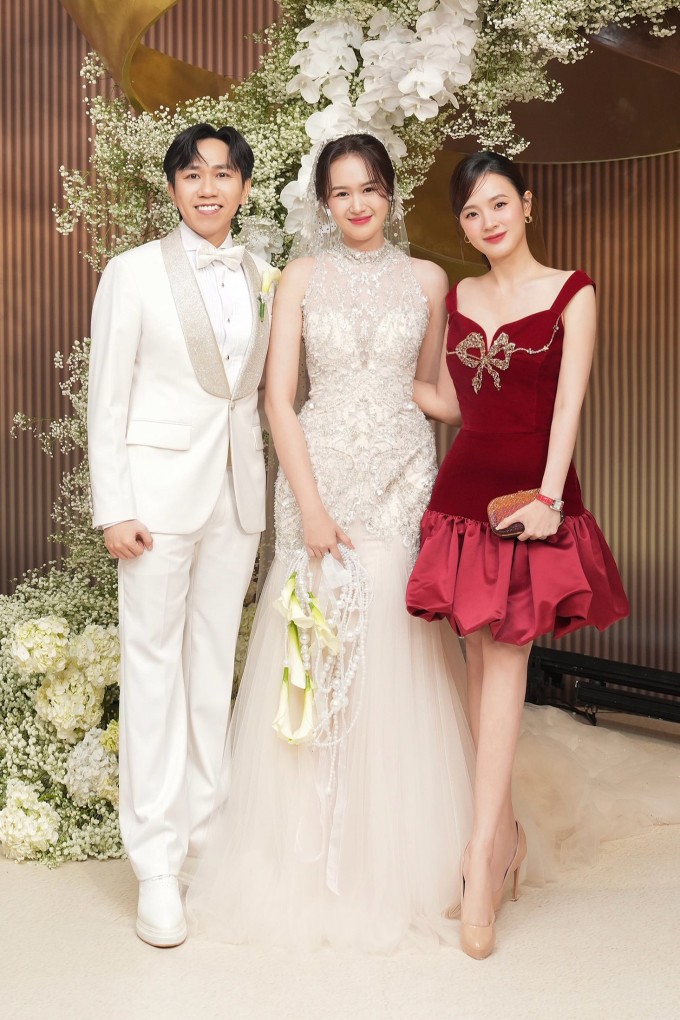  Midu chọn mặc đầm đỏ trong khi đa số khách mời diện tông đen, be. Ảnh:  NVCC 
