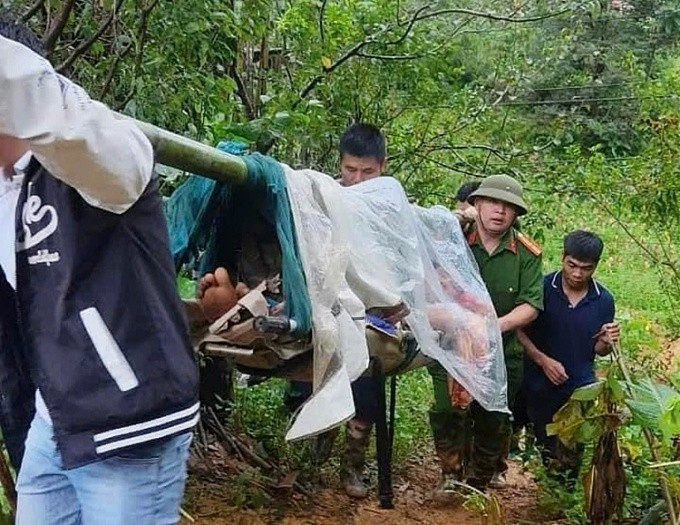 Hành trình cứu hộ anh hùng: Khiêng cáng 15km qua đường sạt lở, cứu sống hai nạn nhân tại Cao Bằng