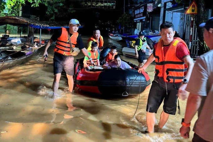 Suốt 2 ngày qua, diễn viên Hồng Đăng cùng nhóm bạn đã lăn xả ở vùng lũ Tuyên Quang, Yên Bái giúp người dân.