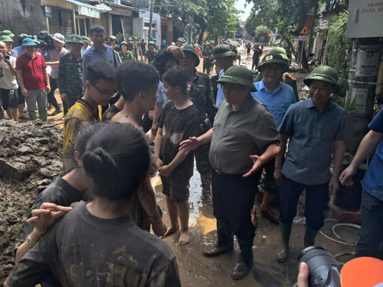 Thủ tướng Phạm Minh Chính thăm hỏi đời sống người dân. Ảnh: VGP