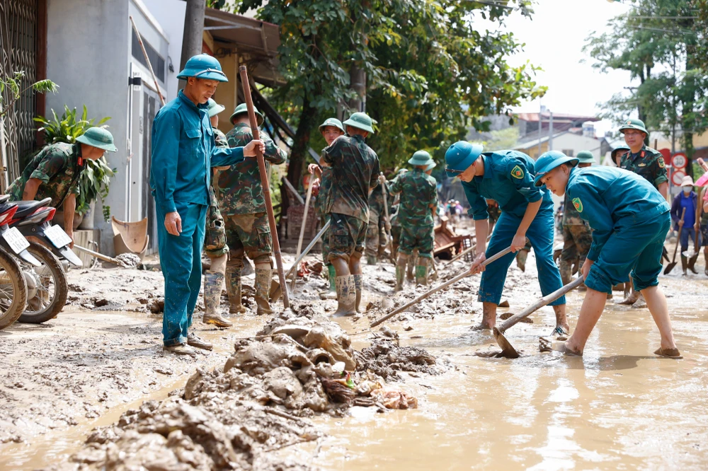 Quân đội, công an, thanh niên, phụ nữ... đang huy động tối đa lực lượng dọn dẹp, vệ sinh môi trường. Ảnh: VGP