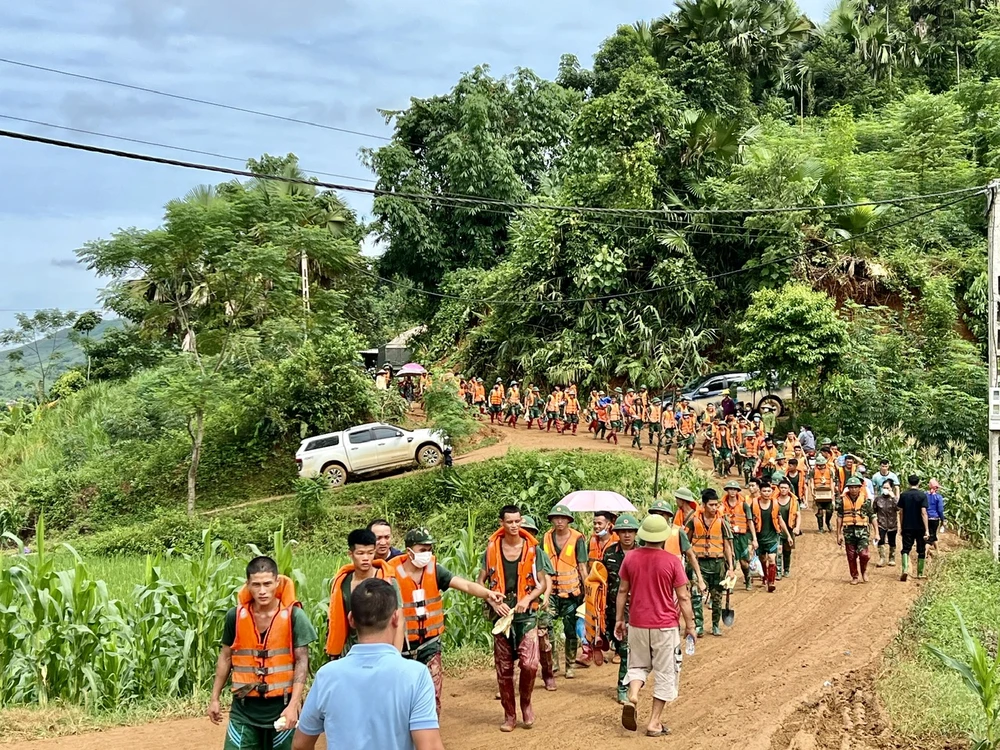 Đau xót tái ngộ Làng Nủ tan hoang, người phụ nữ khụy ngã tìm mẹ trong nỗi tuyệt vọng