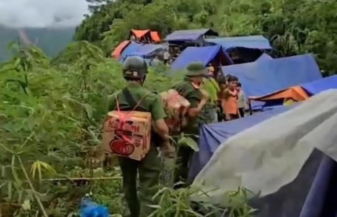 Tránh hiểm nguy sạt lở, 115 người dân thôn Kho Vàng phải sống tạm trên núi