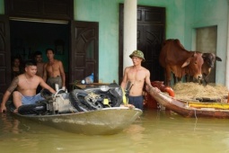 Người dân ngoại thành Hà Nội cứu tài sản trong biển lũ