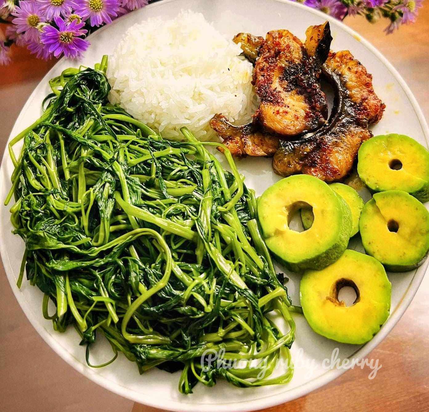 Cá lăng nướng, rau muống luộc, cơm trắng, bơ