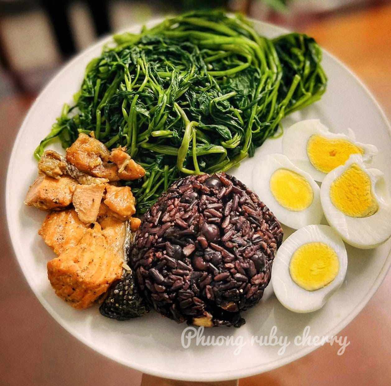 Rau muống luộc, trứng luộc, gạo lứt, cá kho