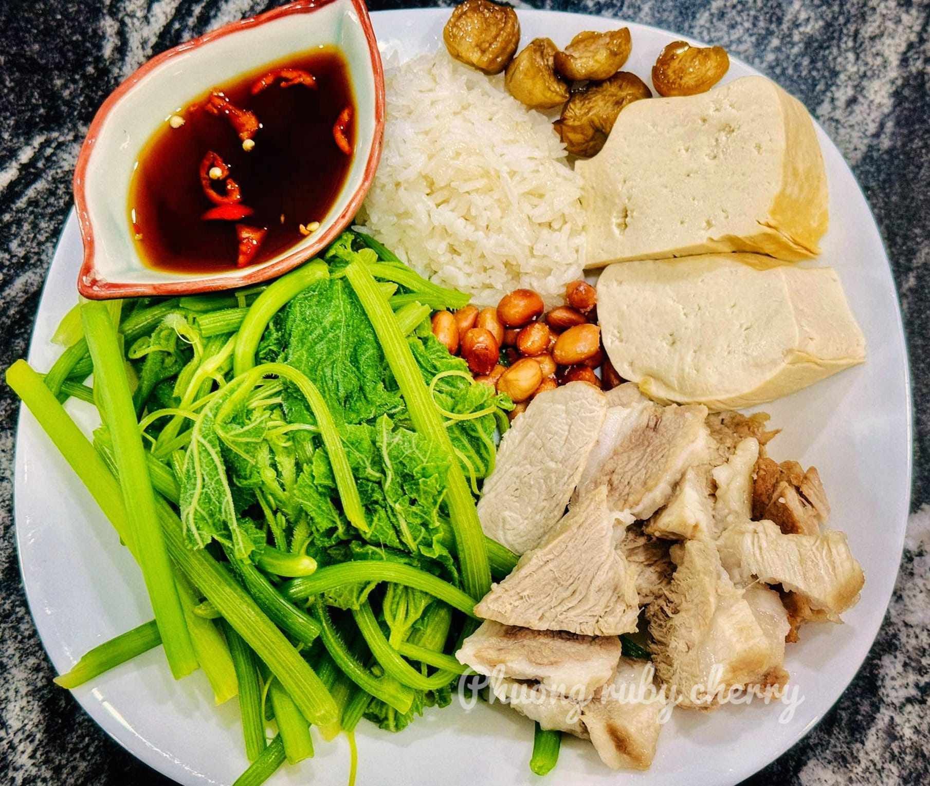 Rau bí luộc, thịt luộc, đậu luộc, cơm trắng