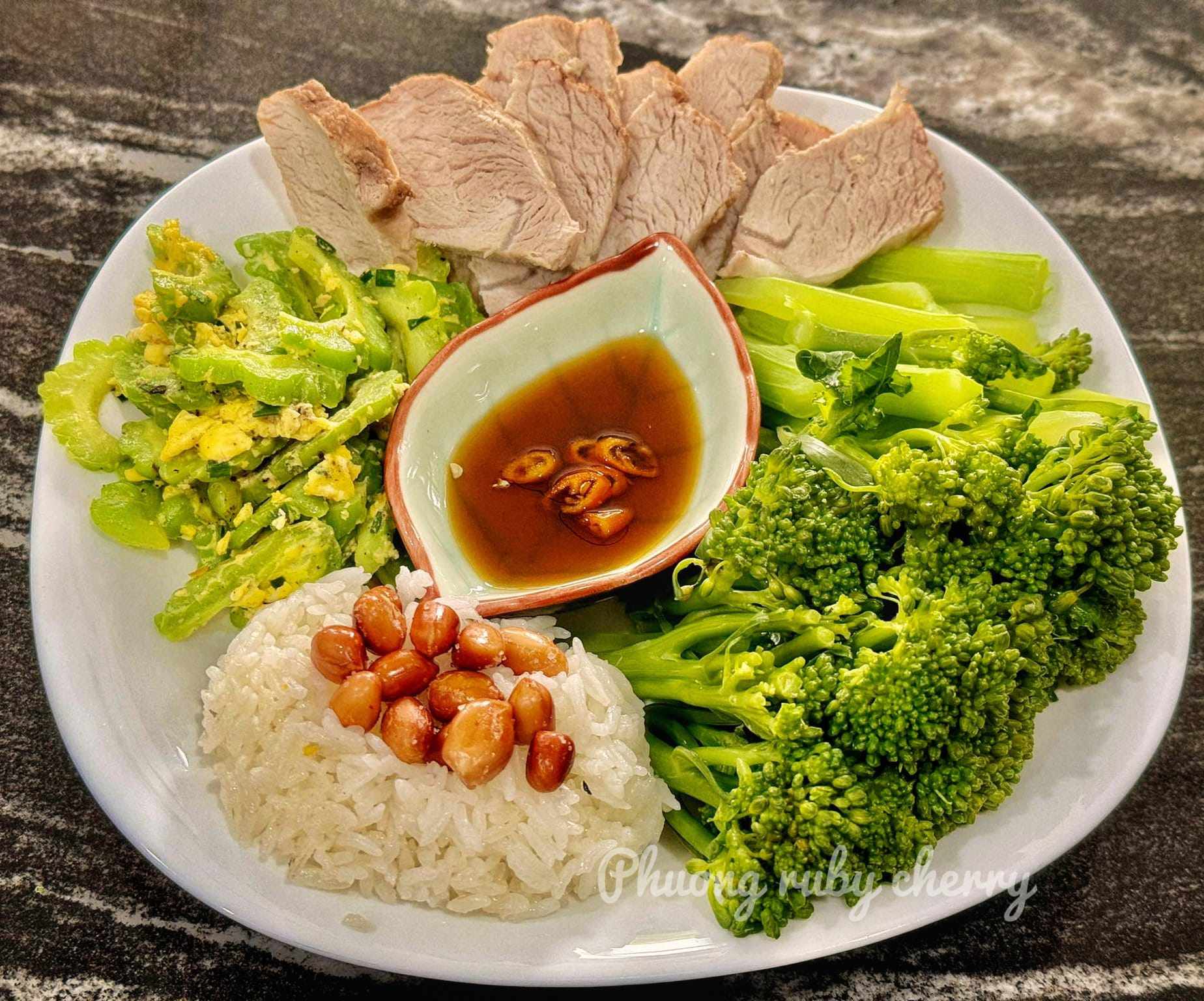 Mướp đắng xào trứng, thịt luộc, súp lơ hấp, cơm trắng