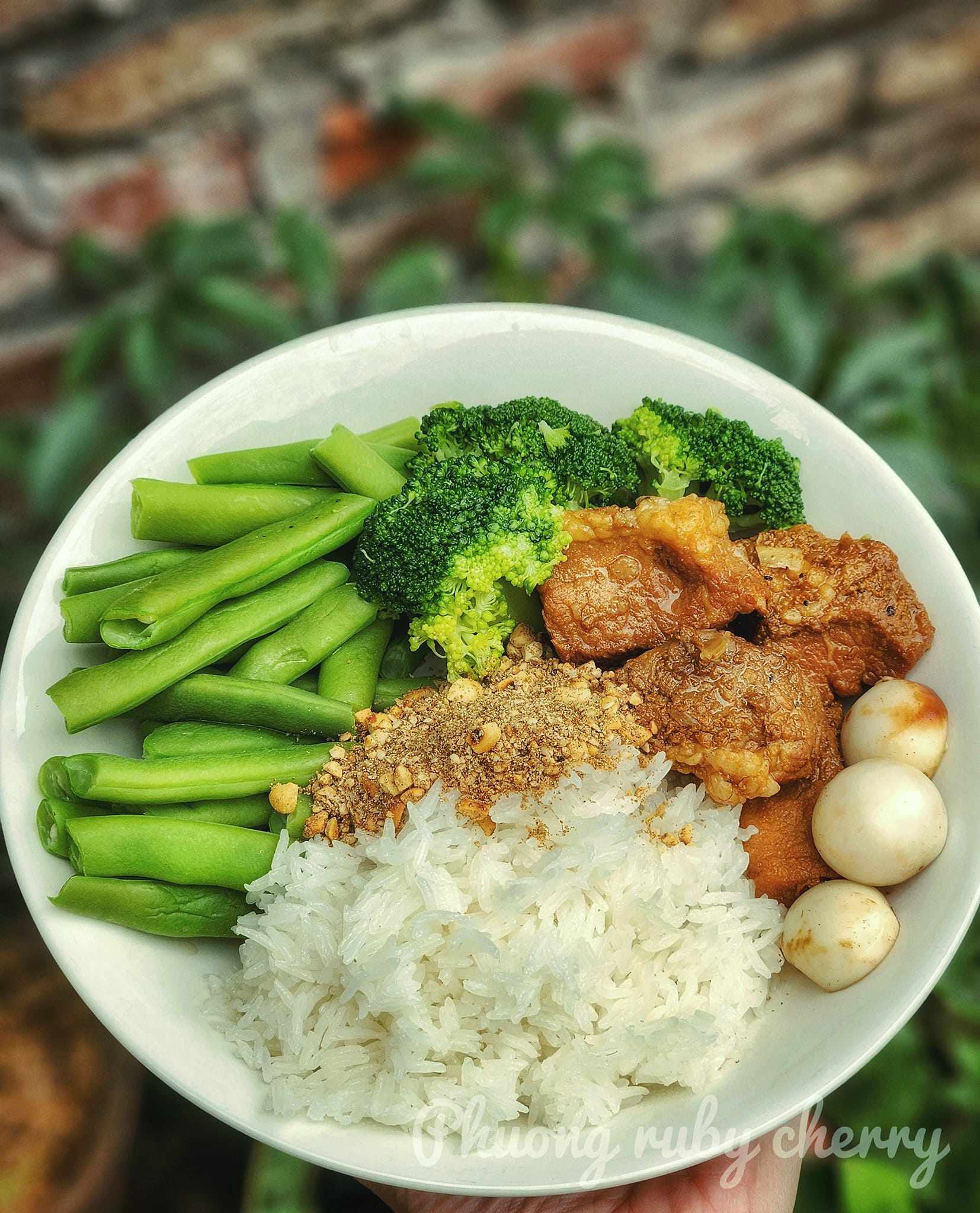 Đậu cô ve + súp lơ hấp, cơm trắng, thịt kho