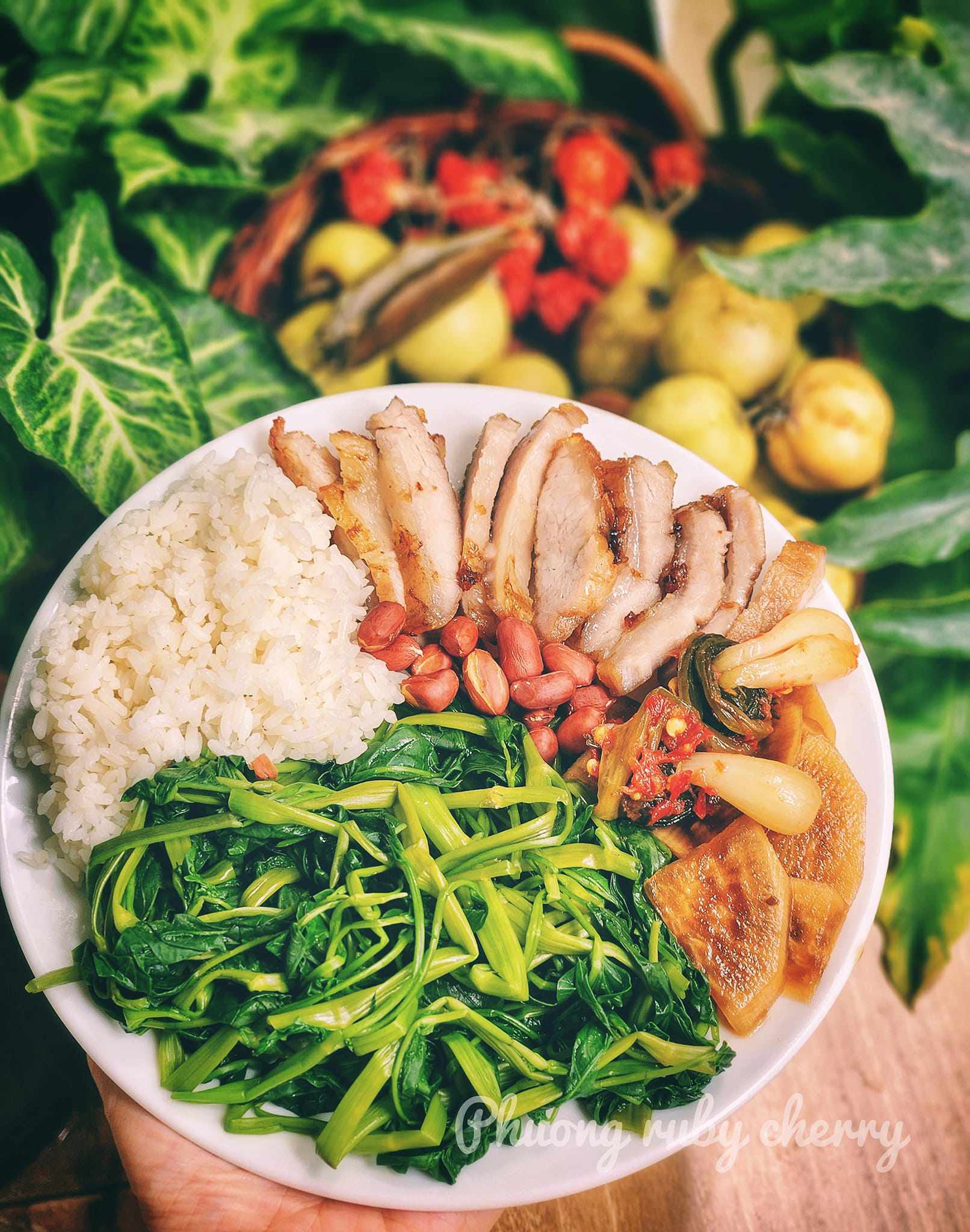 Rau muống luộc, cơm trắng, thịt nướng