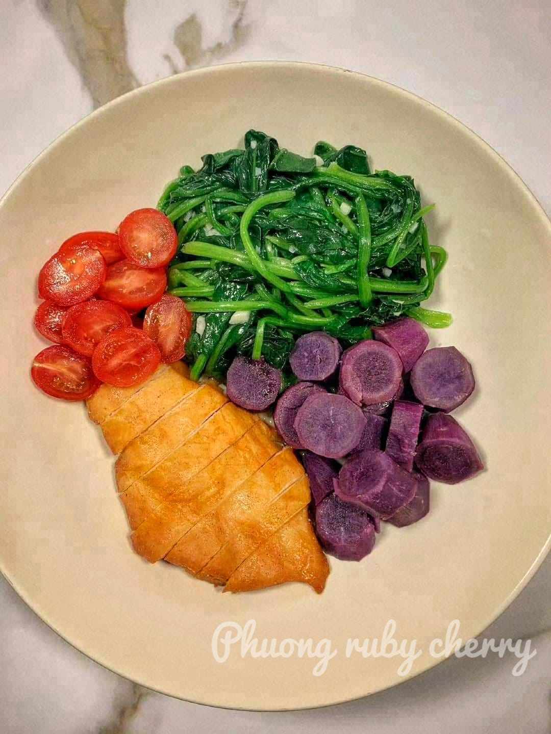 Cà chua bi, khoai tím hấp, ức gà nướng, rau cải xào