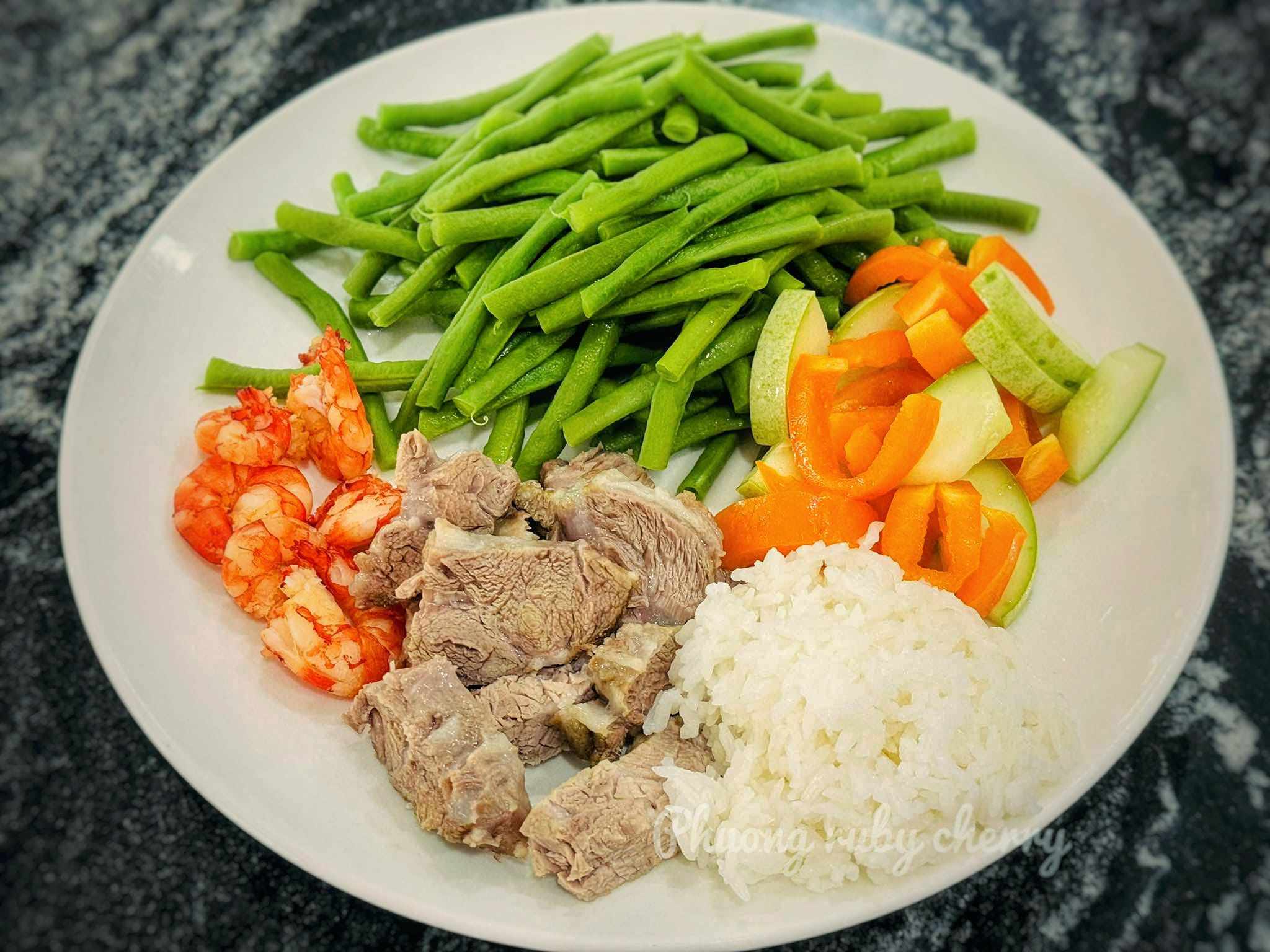 Cơm trắng, thịt luộc, đậu đũa luộc, tôm hấp.