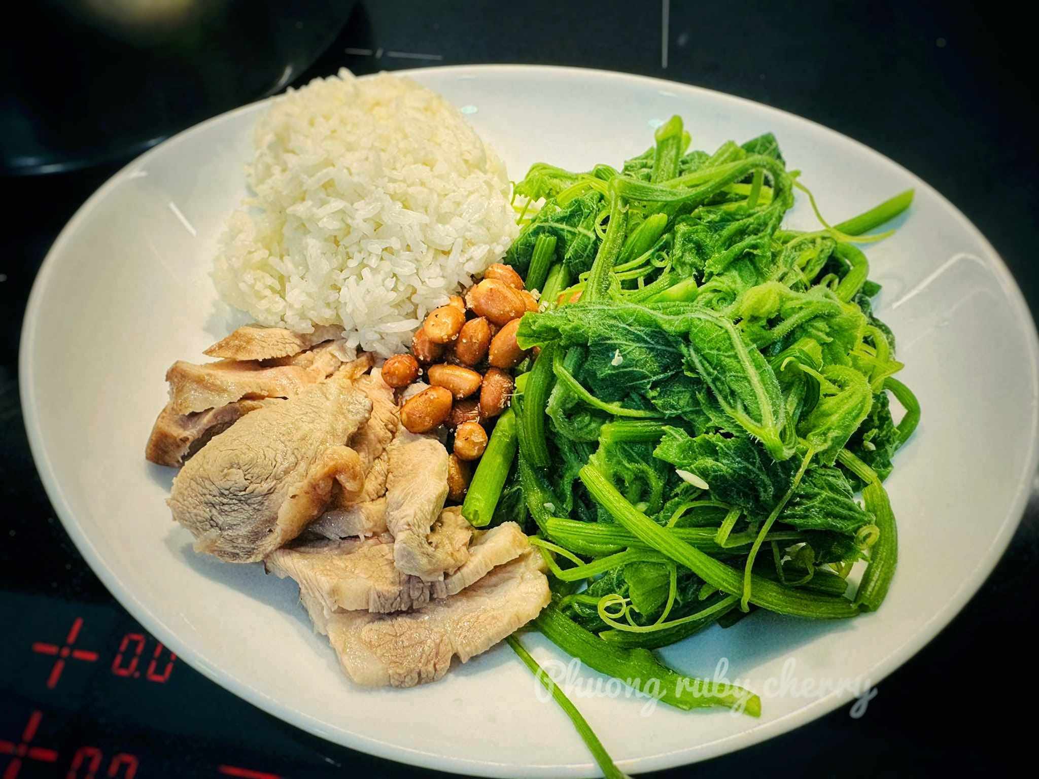 Rau bí luộc, thịt luộc, cơm trắng