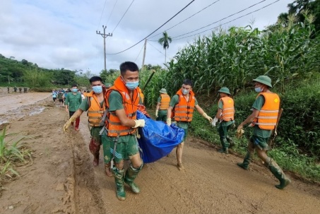 Đau xót tái ngộ Làng Nủ tan hoang, người phụ nữ khụy ngã tìm mẹ trong nỗi tuyệt vọng