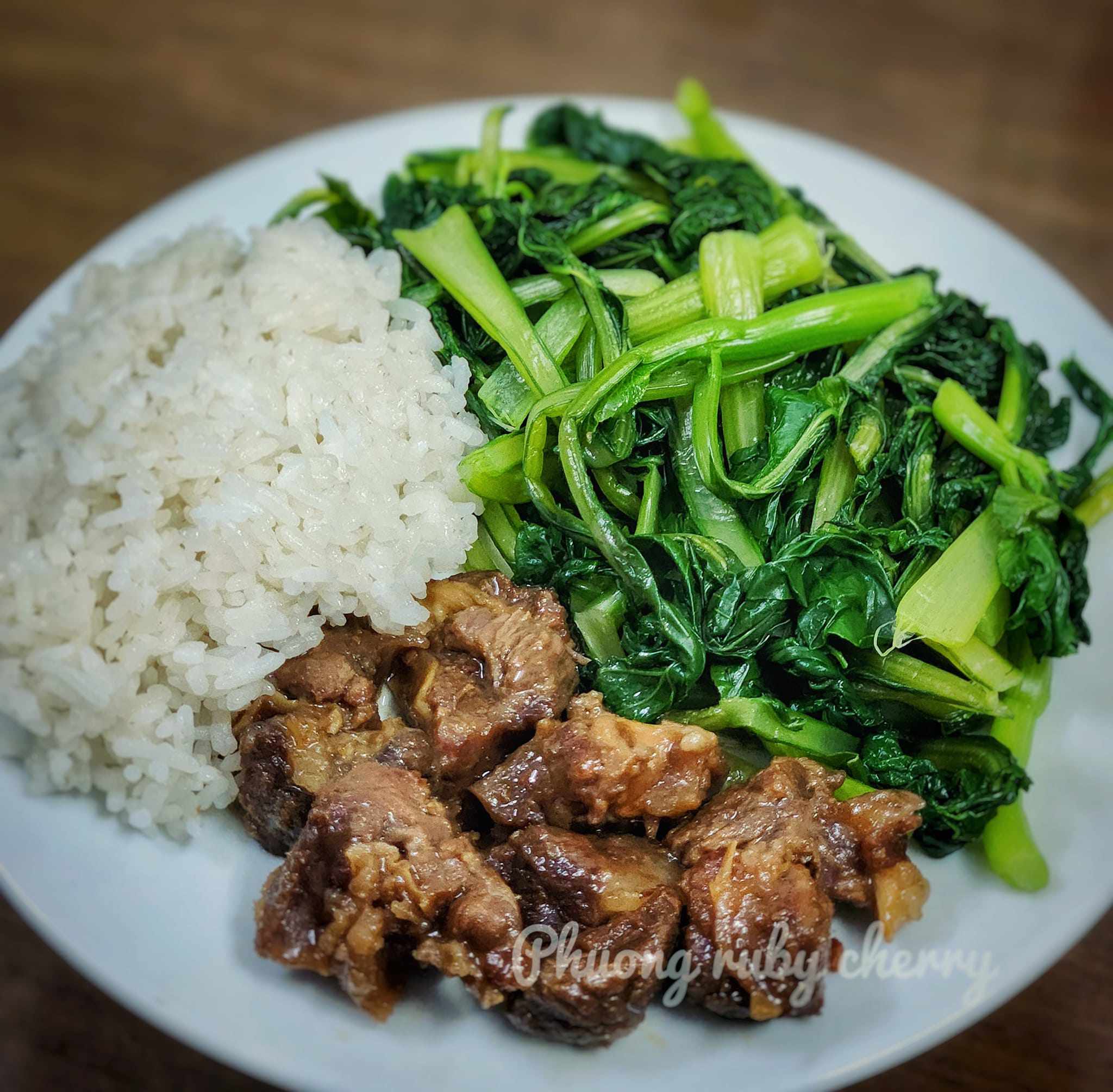 Rau cải luộc, bò kho, cơm trắng