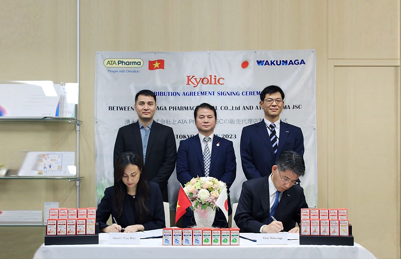 Lễ ký kết hợp tác giữa Hãng Dược phẩm Wakunaga và công ty ATA Pharma