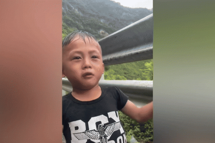 Video 'em bé khóc vì mẹ bị lũ cuốn' là bịa đặt