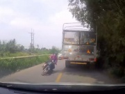 Xe máy - Xe đạp - Clip: Thót tim xe máy trượt ngã ngay trước đầu ô tô