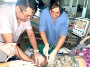 Sức khỏe đời sống - Mất điện trong đêm bão, bác sĩ bóp bóng thay máy thở cứu bệnh nhân ngừng tim