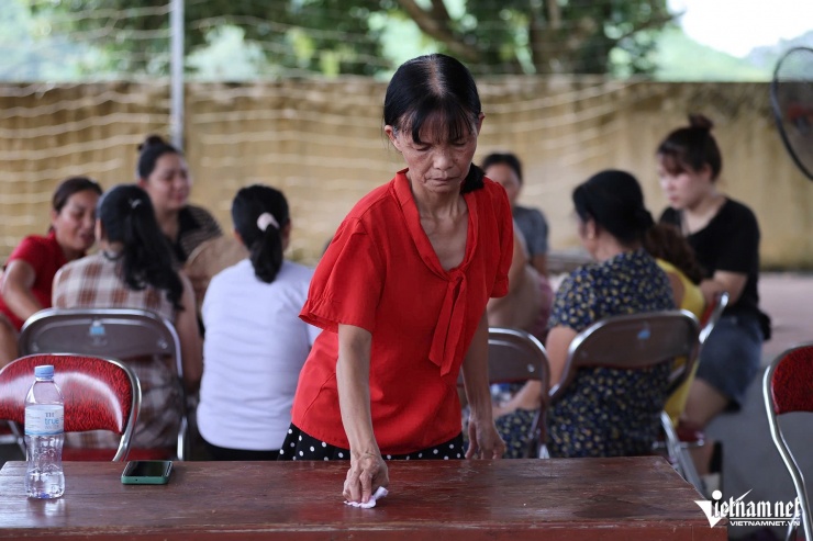 Những ngày qua, bà Hoàng Thị Hải Vân bận rộn hơn khi lo hậu cần cho các hộ dân đi tránh lũ. Ảnh: Lê Anh Dũng 