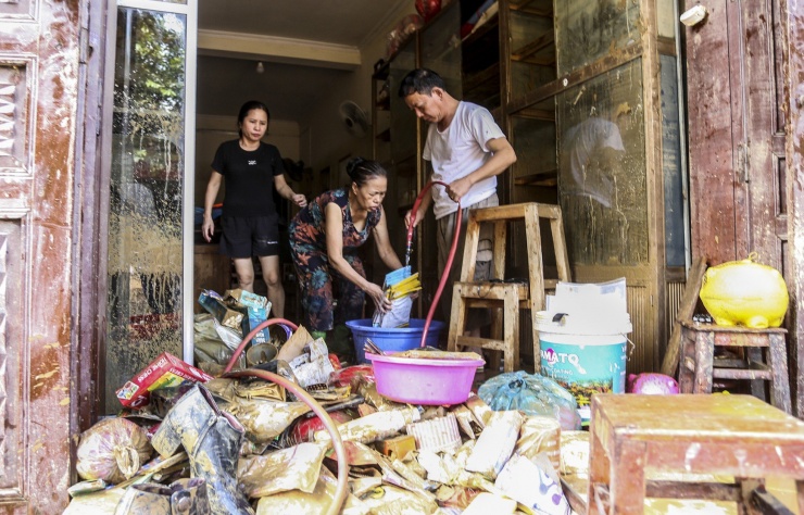 Cô giáo bật khóc nhìn đồ dùng học sinh dưới lớp bùn non sau 'lũ lịch sử' - 5