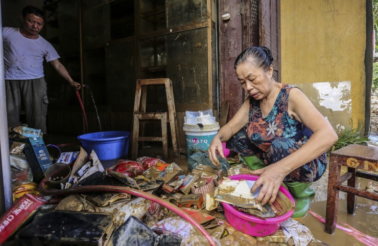 Cô giáo bật khóc nhìn đồ dùng học sinh dưới lớp bùn non sau 'lũ lịch sử' - 6