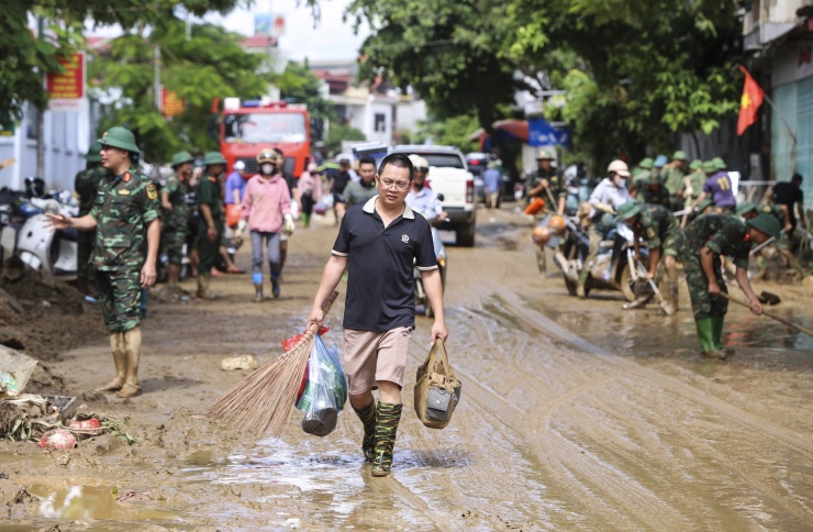 Cô giáo bật khóc nhìn đồ dùng học sinh dưới lớp bùn non sau 'lũ lịch sử' - 19