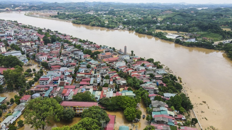 Dọn lớp bùn non dày đặc sau lũ ở Yên Bái.