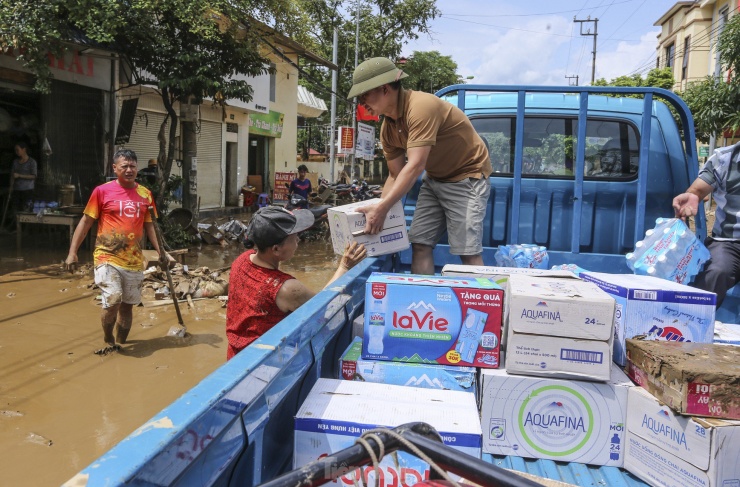 Cô giáo bật khóc nhìn đồ dùng học sinh dưới lớp bùn non sau 'lũ lịch sử' - 21