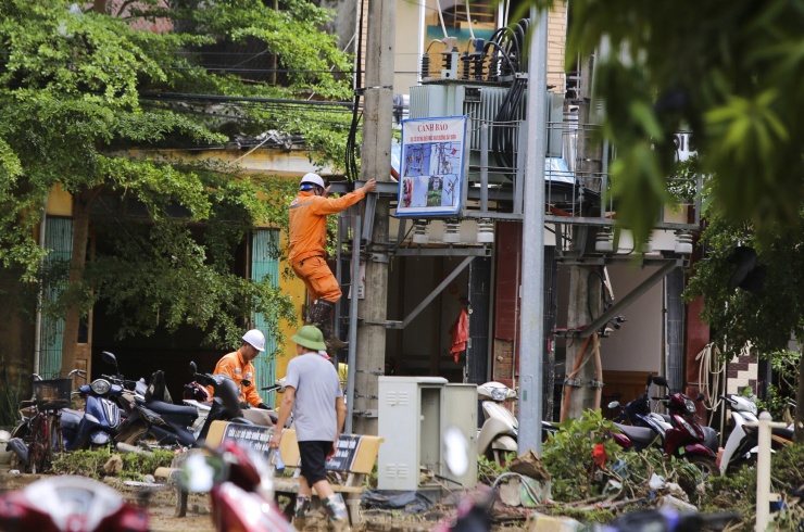 Cô giáo bật khóc nhìn đồ dùng học sinh dưới lớp bùn non sau 'lũ lịch sử' - 22