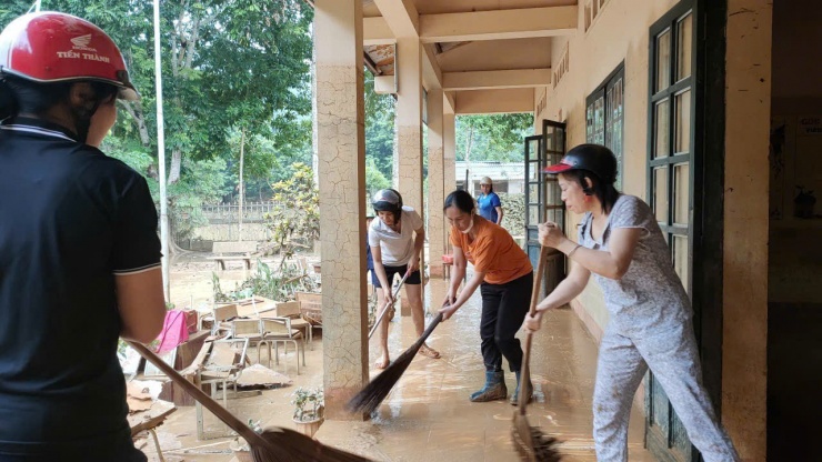 Bão lũ qua đi, trường lớp bị hư hại nhiều nhưng thiệt hại lớn và đau thương nhất là trường học ở huyện Bảo Yên mất nhiều học sinh.