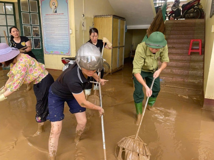 Bùn non dày đặc ở các trường học.