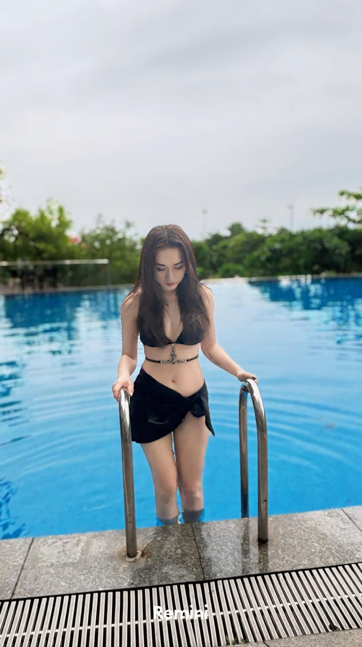 Cô nàng không ngần ngại khoe những bộ bikini nóng bỏng.