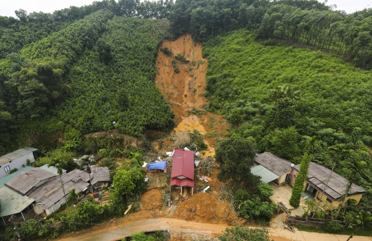 Bi kịch thảm thương: Sạt lở vùi lấp gia đình 4 người, giấc mơ tan vỡ trong đêm mưa