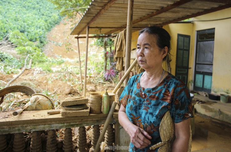 Bà Phạm Thị Thời (80 tuổi, hàng xóm anh Ánh) kể, khi nghe nhiều người trong thôn hô hoán nhà hàng xóm bị vùi lấp, bà chỉ biết cầu mong 4 người trong gia đình thoát nạn. “Vợ chồng cháu nó ngoan hiền, chăm chỉ nên tôi xem như con cái, thương lắm. Cô vợ là giáo viên mầm non, lại mới sinh cháu bé 3 tháng. Khi biết tin cả gia đình bị ngọn đồi trồng quế phía sau sạt xuống, vùi lấp, tôi chỉ biết chắp tay mong các cháu thoát nạn nhưng điều đó không xảy ra”, bà Thời nói.