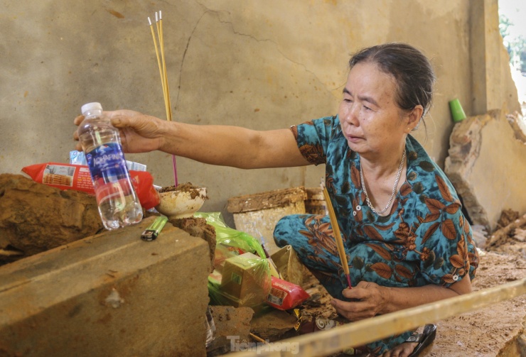 “Hàng chục năm sinh sống trên mảnh đất này, chưa bao giờ tôi thấy vụ sạt lở kinh hoàng đến vậy. Quá đau xót cho những người xấu số”, bà Thời kể.