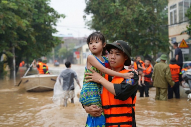 Nỗi đau tột cùng của người chiến sĩ công an khi mất mẹ và em trong mưa lũ