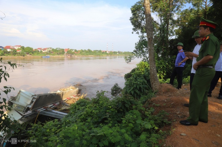 Chiến dịch tìm kiếm quy mô lớn trên sông Hồng, hy vọng tìm thấy nạn nhân vụ sập cầu