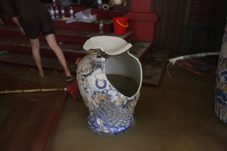 Một hộ kinh doanh lớn ở xã Bát Tràng cho biết thiệt hại hơn nửa tỷ đồng sau trận ngập. "Nước lũ vào, dâng nhanh khiến các sản phẩm bị hỏng, nhiều chiếc lục bình cỡ lớn có giá hàng trăm triệu chưa kịp di chuyển thì đã đổ vỡ. Thiệt hại cửa hàng ước tính khoảng 600 triệu đồng", người này chia sẻ.