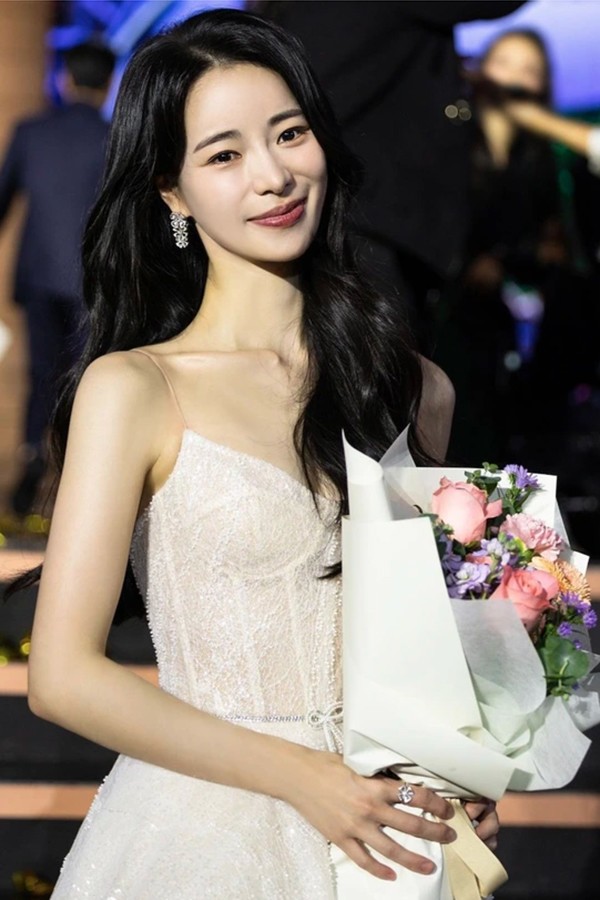 Để có được làn da đẹp như vậy, Lim Ji Yeon chăm sóc da rất tỉ mỉ. Cô có thói quen hạn chế tác dụng lực lên da mặt. Đây là bí quyết cũng như thói quen làm đẹp của cô. Khi rửa mặt nữ diễn viên dùng tay massage nhẹ nhàng trên khuôn mặt.