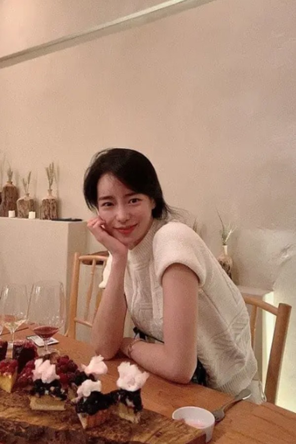 Sau khi rửa mặt xong, cô cũng không bao giờ dùng khăn lau mặt mà để da khô tự nhiên. Để tăng độ đàn hồi của da người đẹp xứ Hàn thường dùng tay vỗ nhẹ lên mặt. Hạn chế tác động lực lên da mặt nhất có thể giúp da ngăn ngừa lão hoá.