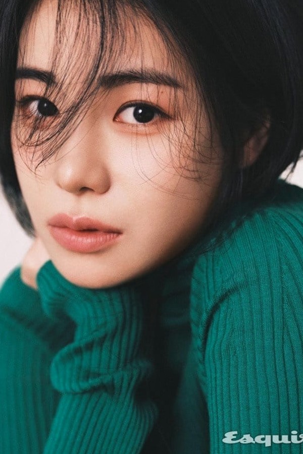 Ngoài ra cô còn tôn thờ “Dewy Skin”, trong khi các mỹ nhân xứ Hàn đang chạy theo xu hướng chăm sóc da “Honey Skin” hay “Cloudless Skin” thì người đẹp vẫn trung thành với làn da Dewy ẩm mượt và khỏe mạnh.