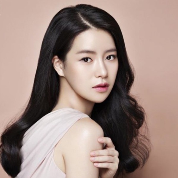 Đối với cô, một làn da thực sự khỏe làm một làn da có đủ độ ẩm. Với làn da ẩm và mịn này, cô có thể dễ dàng biến hóa với phong cách trang điểm tự nhiên ưa thích.