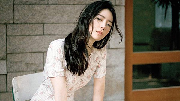 Ngoài ra, Lim Ji Yeon còn không quên chăm sóc da mắt.