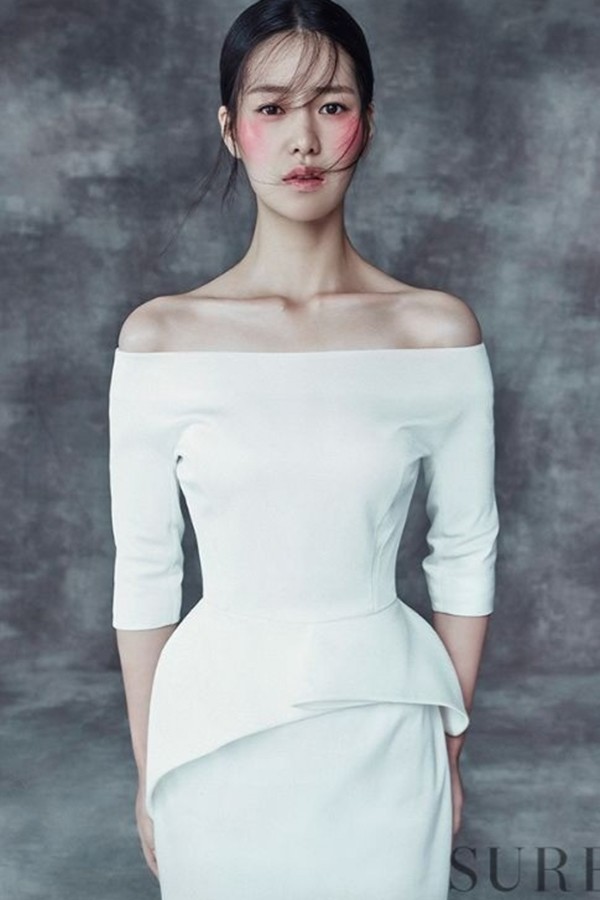 Theo đó, dù đã sắp bước sang hàng 3 nhưng trông nữ diễn viên vô cùng trẻ trung. Bí quyết giúp gương mặt của cô trẻ hơn tuổi thật là vì cô luôn chăm sóc vùng da mắt. Vùng da “mỏng manh” nơi mắt rất dễ xuất hiện các dấu vết của thời gian nếu bạn không chăm sóc thường xuyên.