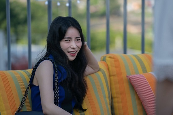 Cũng giống như da mặt, cô không bao giờ dùng lực ngón tay quá mạnh để massage lên vùng mắt. Để tinh chất dưỡng mắt nhanh thấm vào da, cô chà xát làm ấm ngón tay áp út rồi mới lấy kem và thoa nhẹ lên vùng da mắt.