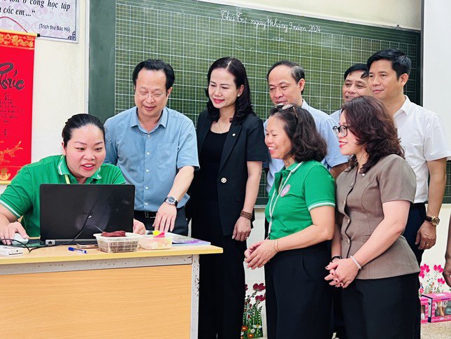 Lãnh đạo Sở GD&ĐT Hà Nội kiểm tra, động viên cô giáo Nguyễn Lê Thuỷ Quang, Trường tiểu học Chương Dương, quận Hoàn Kiếm bị nước ngập nhà, cả gia đình tạm trú ở trường và dạy trực tuyến.