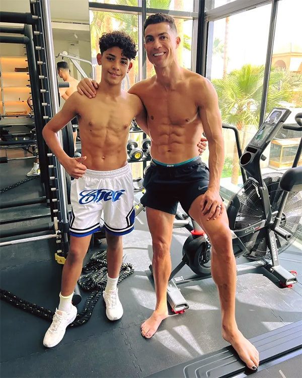 Cậu cả Cristiano Jr cũng là bạn tập trong phòng gym với C. Ronaldo. Ảnh: Instagram Cristiano Ronaldo