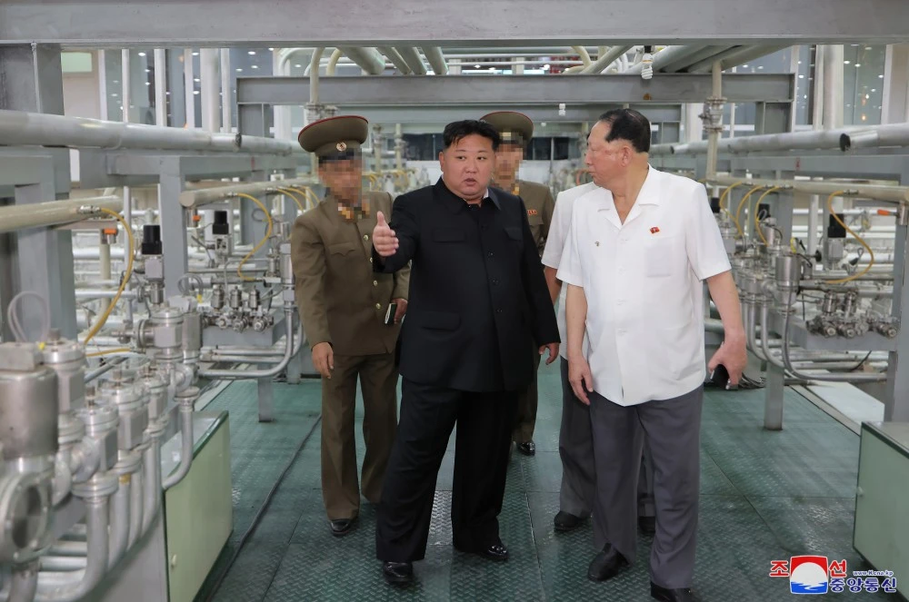 Lãnh đạo Triều Tiên Kim Jong-un đi thị sát Viện vũ khí hạt nhân và cơ sở sản xuất vật liệu vũ khí hạt nhân. Ảnh: KCNA